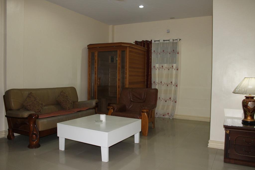 Prince Hotel Angeles Room photo